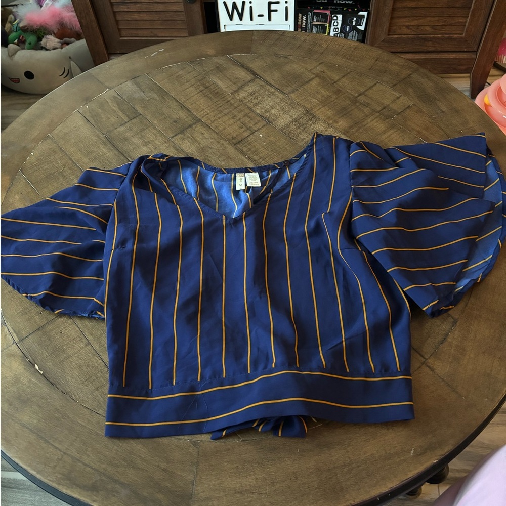 Crop shirt with open back